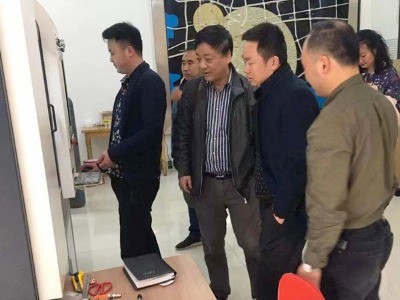 Welkom het bezoek en de begeleiding van professor Zhu Xiao